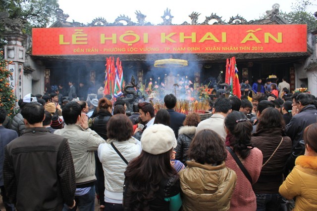 Lễ khai ấn hàng năm diễn ra vào tối 14 rạng sáng ngày 15 tháng giêng hàng năm tại tại đền Trần, phường Lộc Vượng, TP Nam Định.